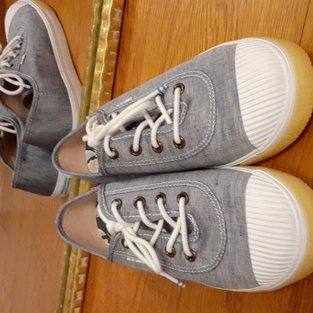 NWOT Toms Womens Size 8 Blue and White shoes